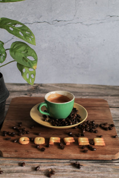 白色杯子里的咖啡，烤好的咖啡豆，木头背景上的英文小脆面包。副本的空间。从以上观点。水平方向。图片下载