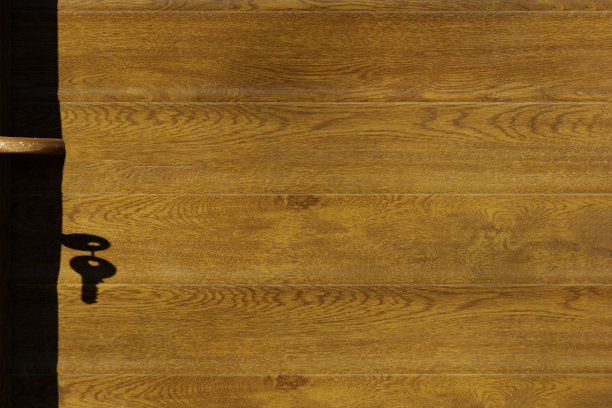 木制背景上的按键阴影图片下载