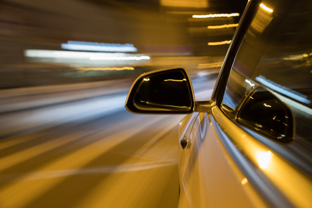 夜间在郊区行驶时，车迹微弱图片下载