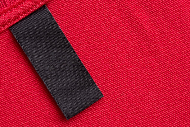 空白黑色洗衣护理衣服标签上红色织物纹理背景图片下载