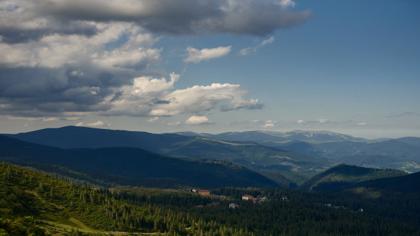 山谷中的乡村。概念照片的山，云和野生森林在山顶的岩石图片下载