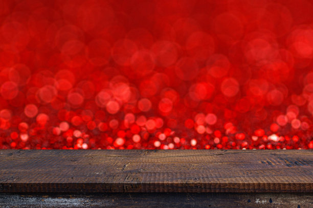 空的棕色木头桌面上的红色散景背景。模板模拟的显示产品图片下载