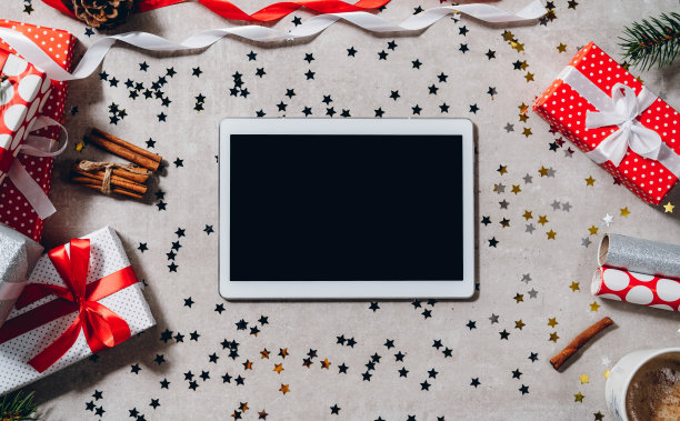 圣诞节平。空白的写字板上的节日桌子与复制空间图片下载