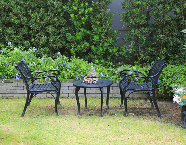 户外公园的桌椅。图片下载