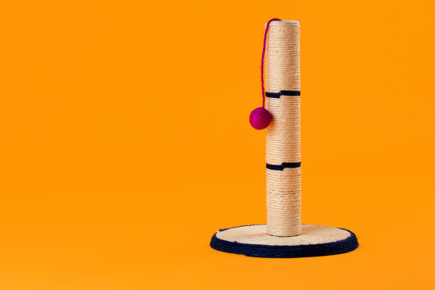 在黄色背景上为猫抓挠柱子图片下载