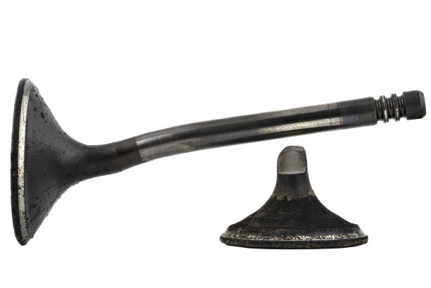 弯曲和开裂的发动机气门主轴制成的耐热钢，覆盖着烟尘，孤立在一个白色的背景。图片下载