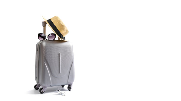 夏天的时间。旅行配件与行李箱，草帽，棕榈叶在最小的旅行度假概念孤立在白色背景。带有复制空间的异国情调的热带海滩。图片下载