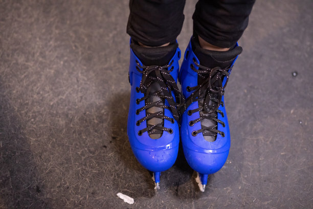 明亮的蓝色溜冰鞋在一个特殊的溜冰场表面。水滴和冰块。曲棍球或花样滑冰用的运动鞋。冬季运动活动的概念。特写照片，拷贝空间图片下载