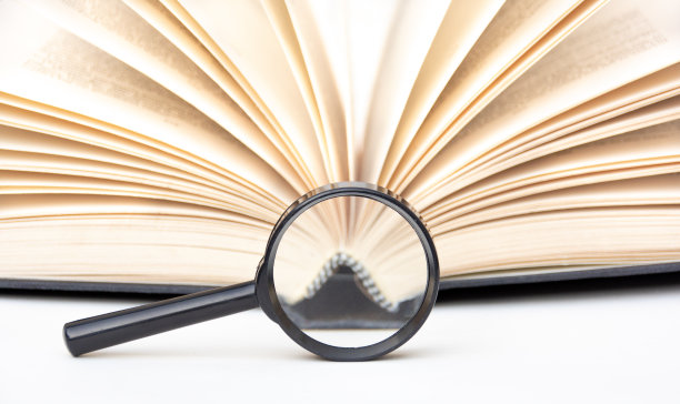 放大镜前打开书本图片下载