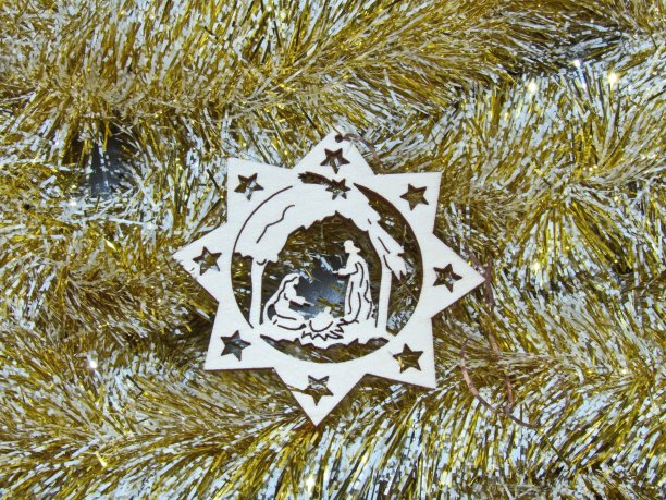 圣诞明星与圣诞基督诞生的场景。新年的概念。木制的圣诞玩具。新年的概念。节日的背景。新年和圣诞节。图片下载