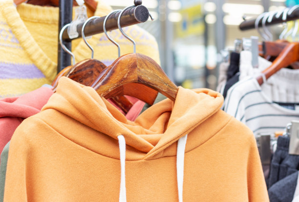 彩色运动衫衣架上的特写，正面视图。图片下载