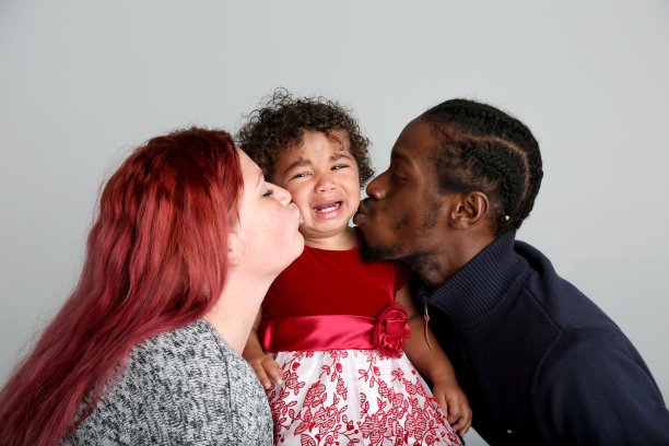 多竞赛家庭摆姿势在工作室设置。图片下载