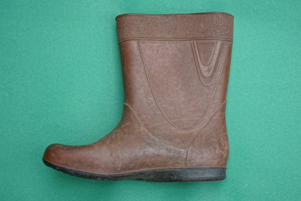 一只棕色的旧橡胶靴子图片下载