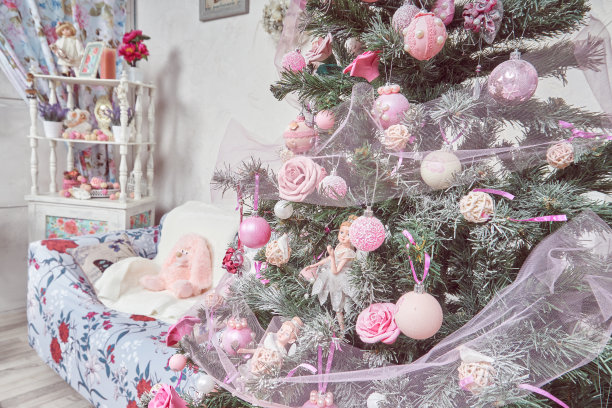 破旧别致的复古风格，圣诞树在家里室内，库存照片图片下载