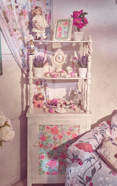 破旧别致复古风格，白色Whatnot家具，库存照片图片下载