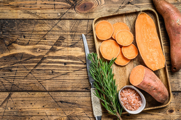 生切山药甘薯。木制背景。前视图。本空间图片下载