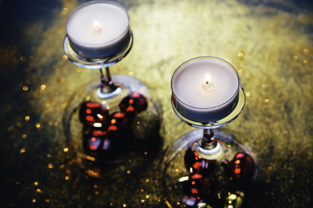 香槟酒杯用于圣诞或新年室内设计的烛台。图片下载