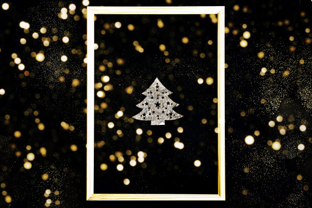 木制圣诞树在一个框架上的黑色背景。图片下载