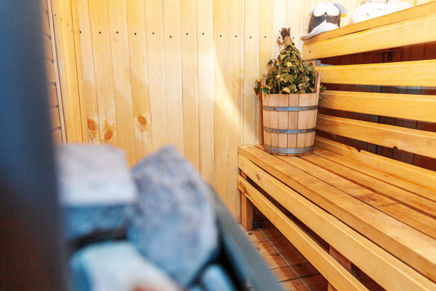 室内细节芬兰桑拿蒸汽房与传统桑拿配件盆桦木扫帚勺毡帽毛巾。传统的俄罗斯澡堂水疗概念。放松乡村乡村浴概念图片下载