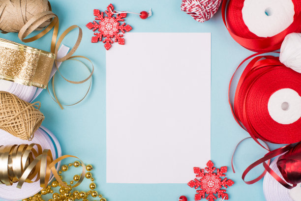 新年决心概念。上面的头顶近距离观看照片与包装tap丝带配件和空白空白页与玩具雪花桌上蓝色书桌图片下载