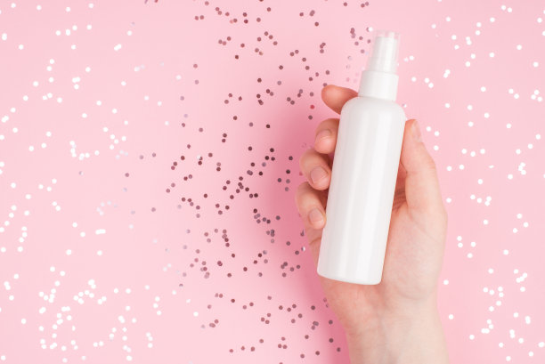 女性女孩的特写照片照片女人手握展示塑料容器与空的地方标签设计时尚时尚闪亮的背景图片下载