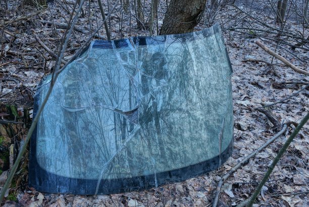 一辆旧的灰色汽车的挡风玻璃有裂缝图片下载