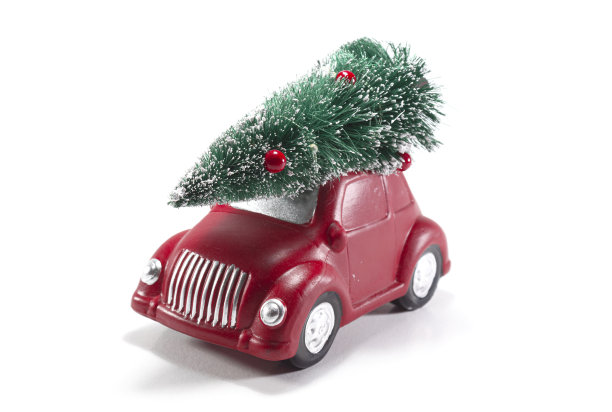 一辆顶上有圣诞树的瓷器车图片下载