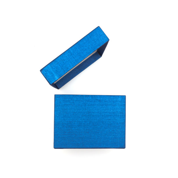 蓝色礼盒孤立在白色背景。特写打开礼物纸盒。图片下载