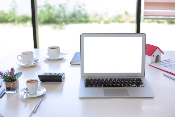 模拟。办公室或会议室桌上的笔记本电脑和电脑白屏。图片下载