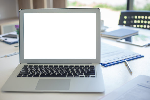 模拟。办公室或会议室桌上的笔记本电脑和电脑白屏。图片下载