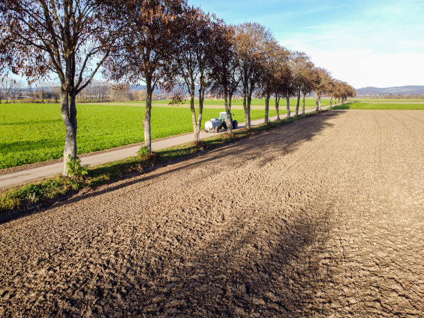11月一个晴朗寒冷的日子，在巴伐利亚收割的田野图片下载
