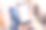 一个躺在沙发上的女人手里拿着智能手机。手用智能手机。图片下载