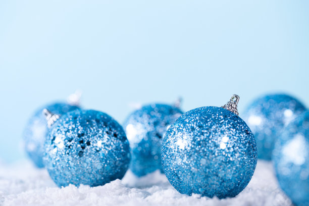 新年球上的雪特写在蓝色的背景。寒假图片下载