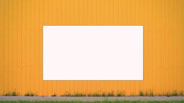 白色海报模型位于黄色的城市建筑墙上图片下载
