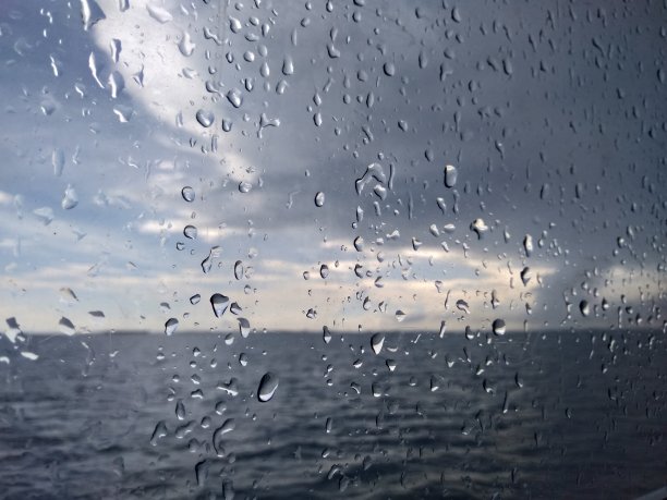 邮轮上的雨天图片下载