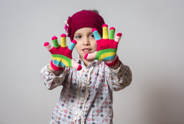 儿童whit冬季手套和帽子对白色的背景图片下载