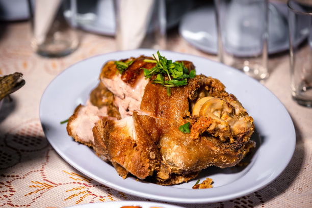 德国的猪肘肉，配上调味汁，美味可口。炸猪蹄，泰式配海鲜酱。酥脆的猪蹄或德国猪蹄放在木板上。图片下载