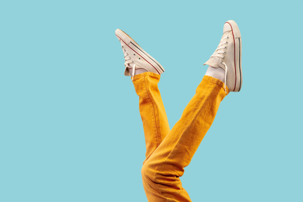 裁剪拍摄的白色鞋子，刑警鞋在蓝色工作室的背景图片下载