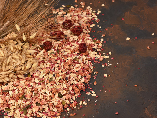 多粒有机格兰诺拉麦片与坚果和干浆果在黑色的背景。图片下载