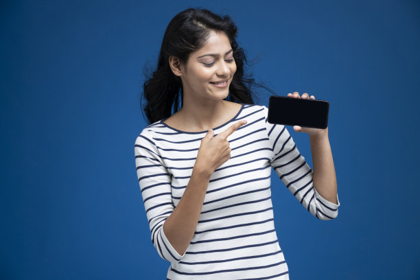 年轻女子在蓝色背景-股票照片图片下载