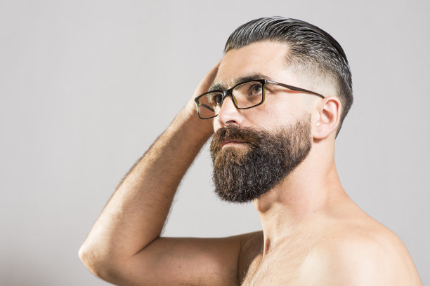 大胡子男子赤膊人像摄影工作室拍摄图片下载