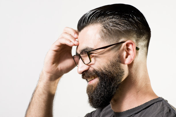 一名潮男摸着自己的头。心灵与思考的概念图片下载