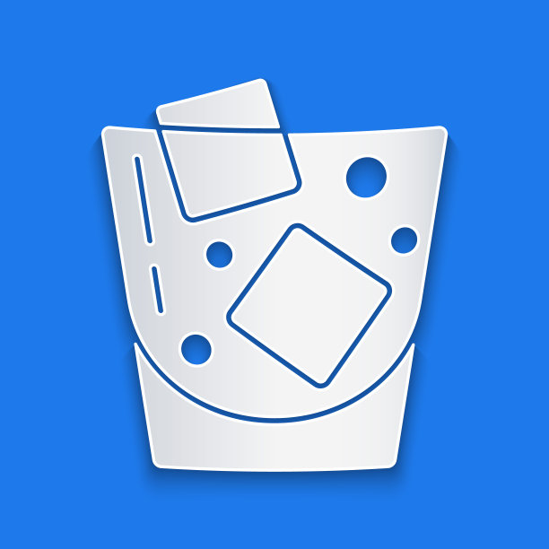 剪纸玻璃威士忌和冰块图标孤立在蓝色背景。纸艺术风格。向量图片下载