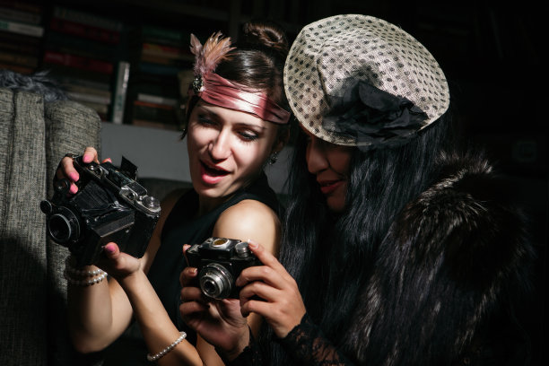 漂亮的摄影师和复古相机图片下载
