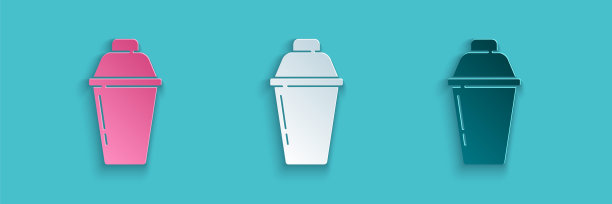 剪纸鸡尾酒调酒器图标孤立在蓝色背景。纸艺术风格。向量图片下载