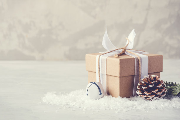 圣诞礼盒在雪地里。图片下载