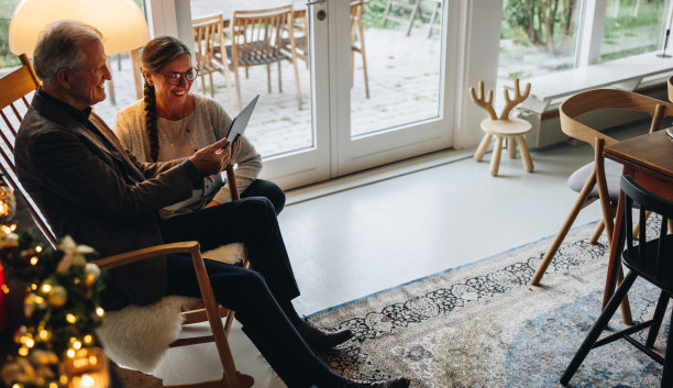 快乐的老夫妻在圣诞节视频通话图片下载