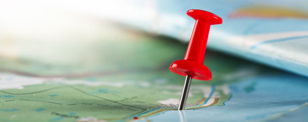 在地图上用大头针标记位置。旅行和旅行的概念。图片下载