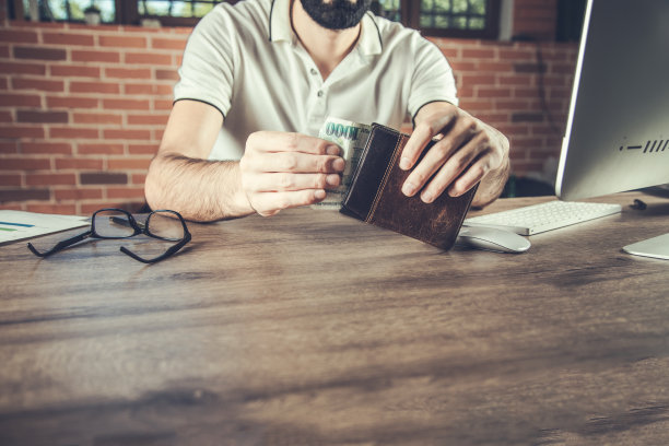 男人手握钱包图片下载