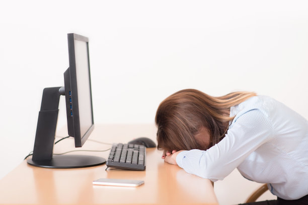 疲惫的女人在办公室休息图片下载